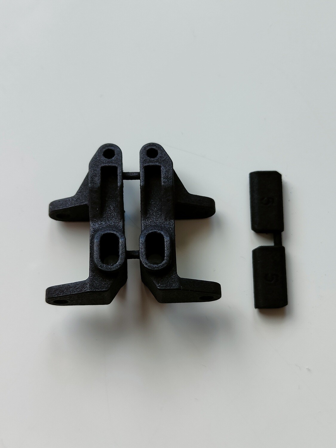 Schumacher Cougar 2000 front uprights with 5° castor inserts