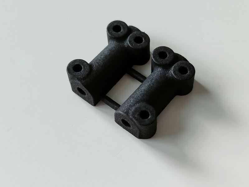 Schumacher Cat/ Cougar 2000 rear arm mounts, 0° antisquat
