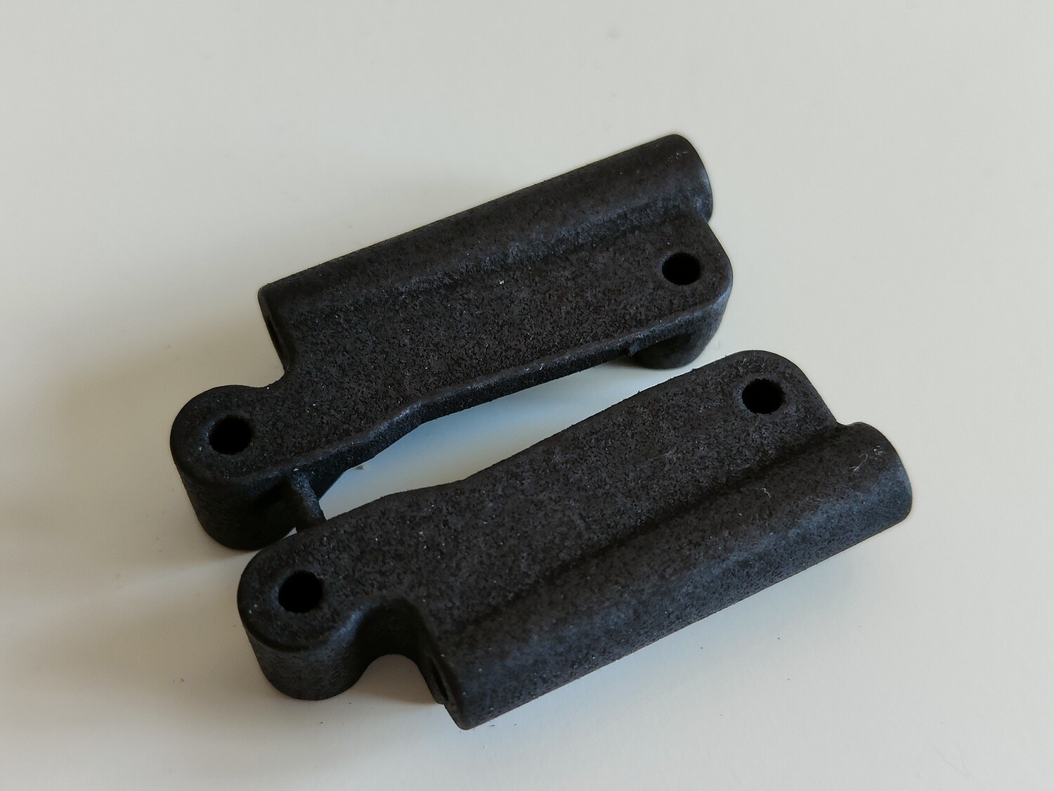 Team Associated RC10 B3 Rear Arm Mounts (pair)