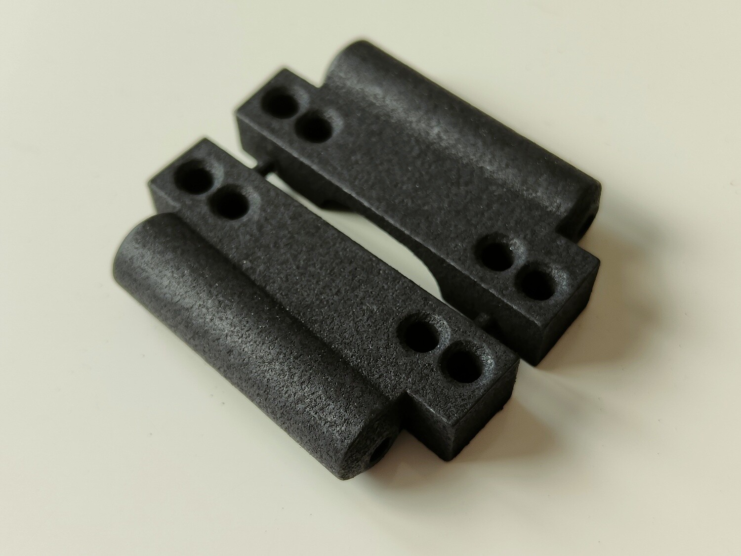 Team Associated RC10 rear arm mounts 3° toe, 2°antisquat (pair)