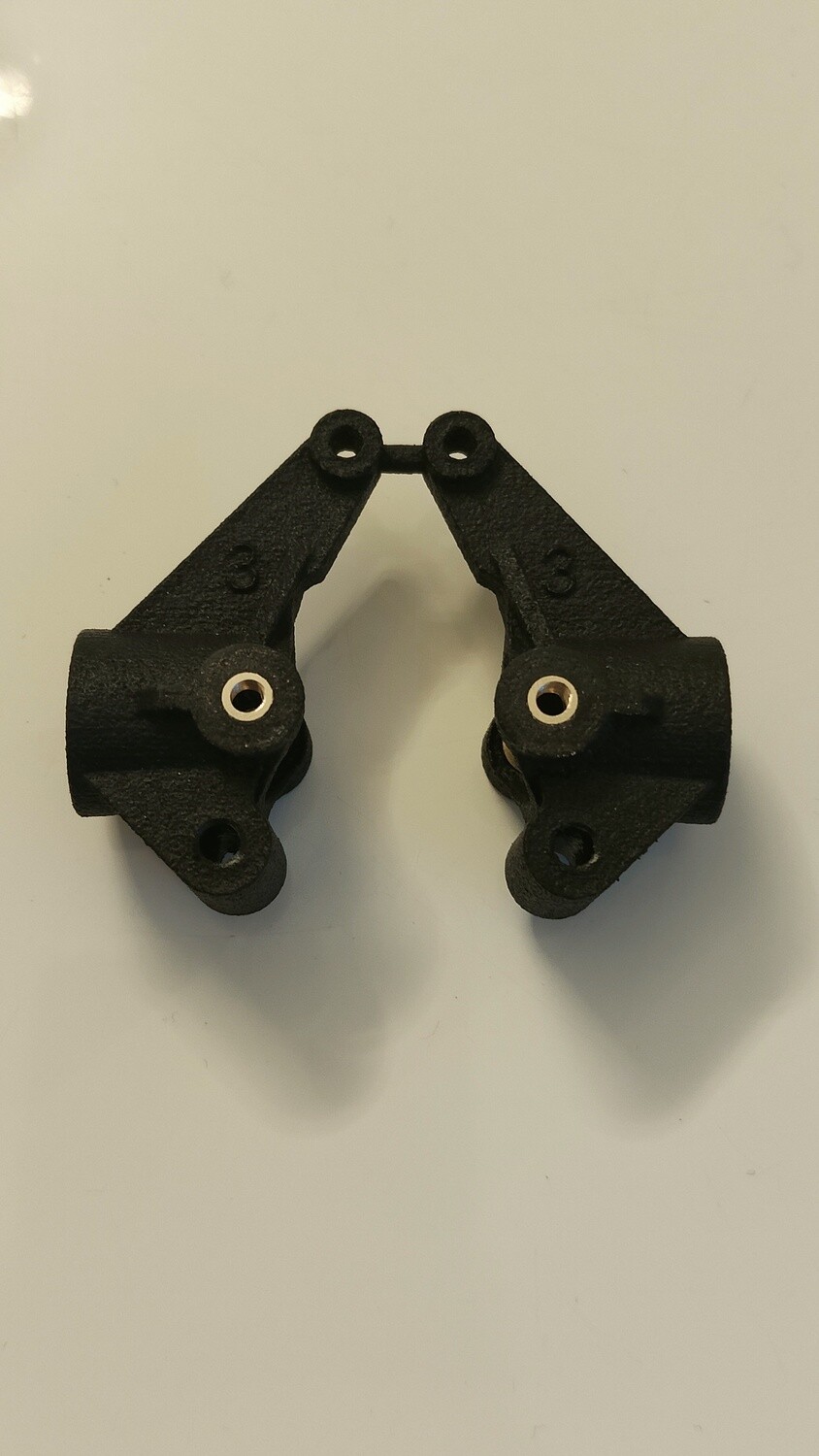 Yokomo 870c 3° toe rear upright, pair, black finish