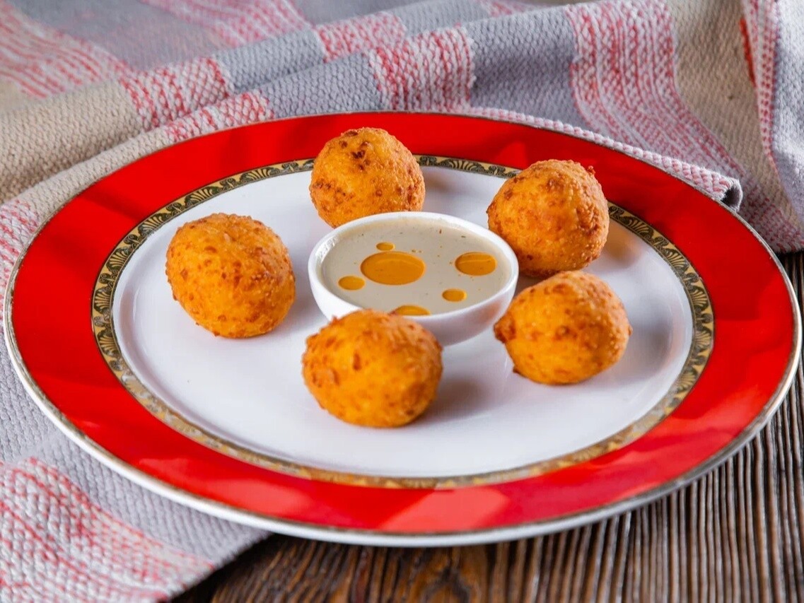 Сырные шарики с соусом из грецкого ореха