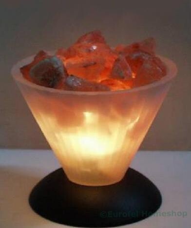 Zoutlamp Ø 17 cm., glazen geribbelde schaal op een metalic kunststof voet, 2e keus Zoutlamp Ø 17 cm., glazen geribbelde schaal op een metalic kunststof voet, 2e keus. Zoutlampen.
