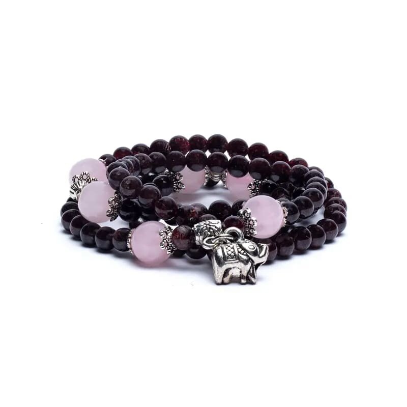 Armband, rode granaat en bedeltje. Sieraden.