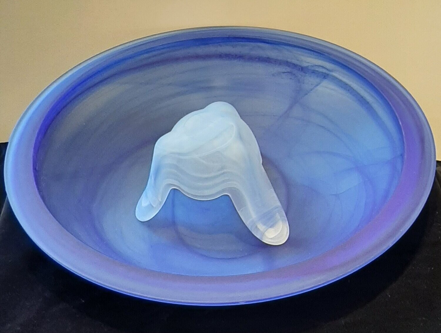 Glazen schaal blauw Ø 40 cm. incl. glazen spatkapje. Schalen van glas.