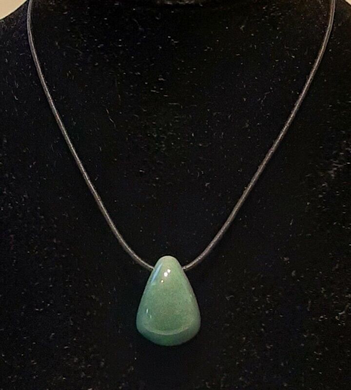 Aventurijn hanger aan zwart waxkoord. Edelstenen. Sieraden.