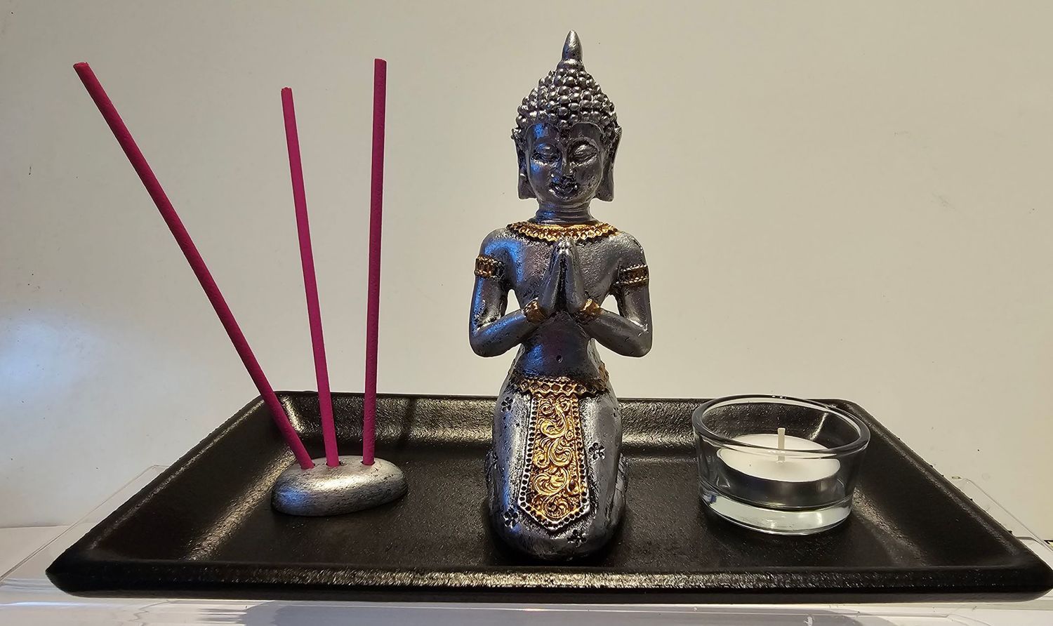 Boeddha deco set op houten tray, 22 x 14 cm. incl. wierookbrander en glazen waxinelichthouder in cadeauverpakking.