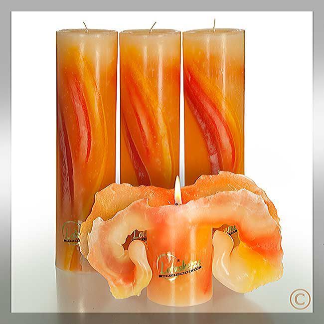 LOTUS-kaars®, hoogte: 28 cm in de kleur Aquarel ORANJE-tonen. Incl. een luxe doorzichtige verpakking met gebruiksaanwijzing. Art. 200019.
Het goudkleurige logo staat garant voor de echtheid. De enige kaars waarvan de schoonheid toeneemt naarmate hij langer brandt. De Lotuskaars druppelt niet, brandt ca. 160 uur, heeft een rustige vlam en verspreidt een warm en buitengewoon helder licht. Na de eerste branduren transformeert de kaars en zal gaan "bloeien" naar 2 kanten.