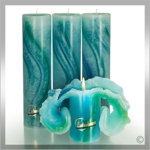 LOTUS-kaars®, hoogte: 28 cm in de kleur Aquarel Turksgroen. Incl. een luxe doorzichtige verpakking met gebruiksaanwijzing. Art.nr. 200034.
Het goudkleurige logo staat garant voor de echtheid. De enige kaars waarvan de schoonheid toeneemt naarmate hij langer brandt.
De Lotuskaars druppelt niet, brandt ca. 160 uur, heeft een rustige vlam en verspreidt een warm en buitengewoon helder licht. Na de eerste branduren transformeert de kaars en zal gaan "bloeien" naar 2 kanten.