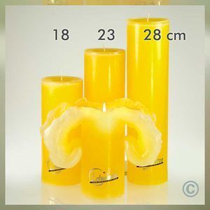 LOTUS-kaars®, hoogte: 18 cm in de kleur geel. Incl. een luxe doorzichtige verpakking met gebruiksaanwijzing.
Het goudkleurige logo staat garant voor de echtheid. De enige kaars waarvan de schoonheid toeneemt naarmate hij langer brandt. Art.nr. 200035
De Lotuskaars druppelt niet, brandt ca. 95 uur, heeft een rustige vlam en verspreidt een warm en buitengewoon helder licht. Na de eerste branduren transformeert de kaars en zal gaan "bloeien" naar 2 kanten.