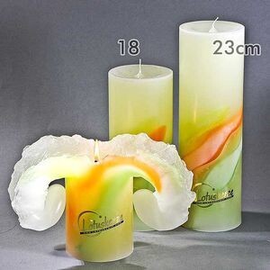 LOTUS-kaars®, hoogte: 23 cm ART FIRE lichtgroen-oranje incl. een luxe doorzichtige verpakking met gebruiksaanwijzing. Art. 200030.
Het goudkleurige logo staat garant voor de echtheid. De enige kaars waarvan de schoonheid toeneemt naarmate hij langer brandt. De Lotuskaars druppelt niet, brandt ca. 125 uur, heeft een rustige vlam en verspreidt een warm en buitengewoon helder licht. Na de eerste branduren transformeert de kaars en zal gaan "bloeien" naar 2 kanten.