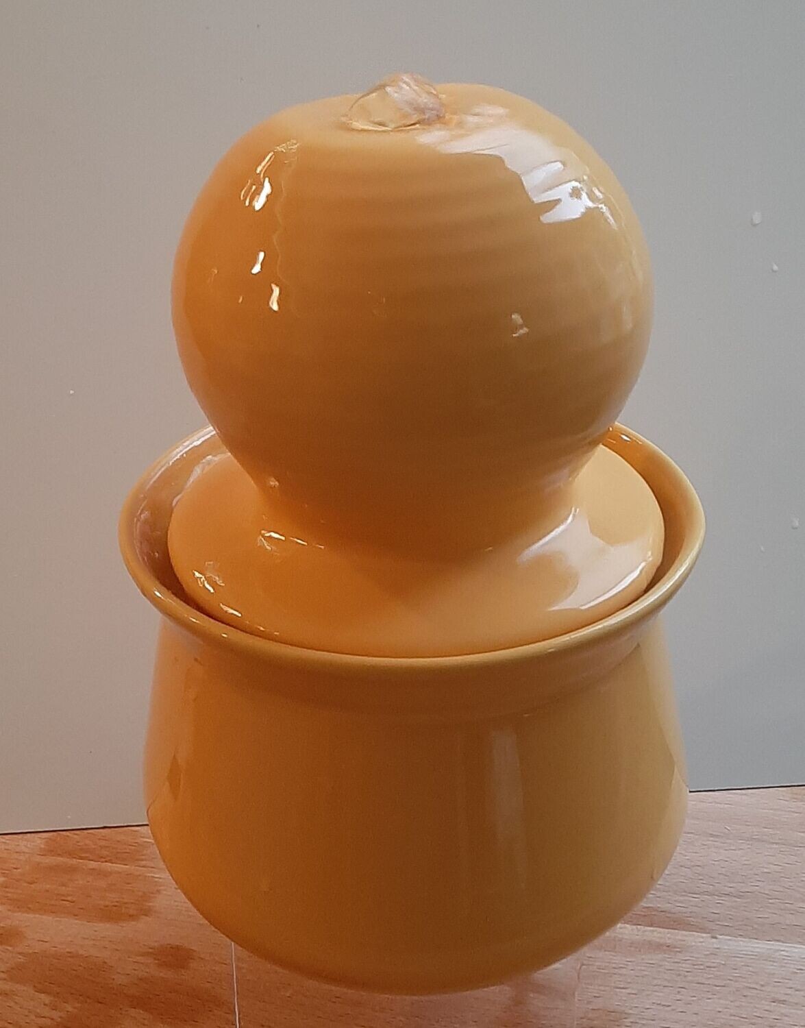 Keramiek geurfontein Aquaroma geel, hoog 24 cm.