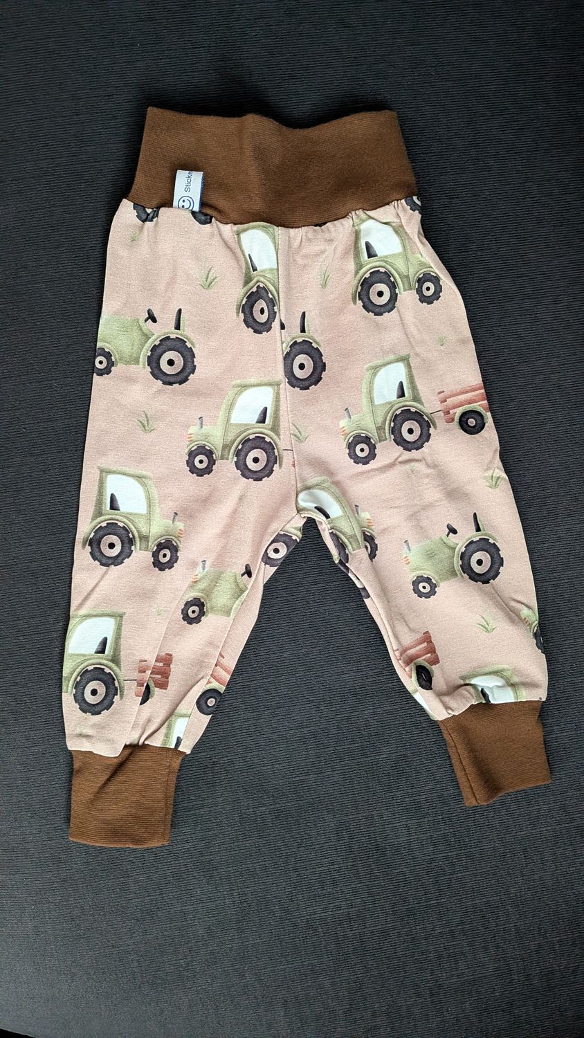 62/68, Hösli Traktor auf braun