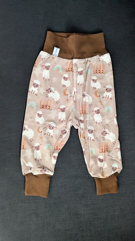 62/68 Hösli, Schäfchen auf braun