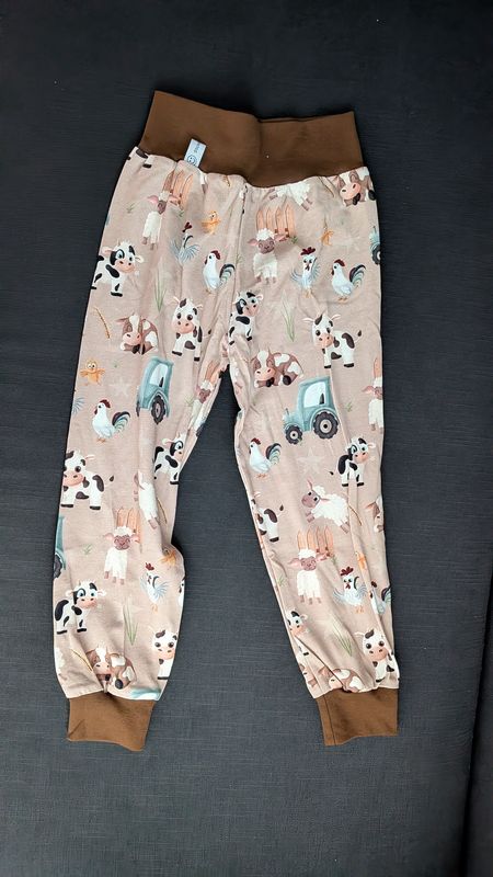 98/104, Hösli Bauernhof auf braun