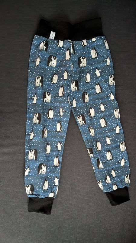 98/104, Hösli Pinguin auf navy mit schwarzem Bündchen