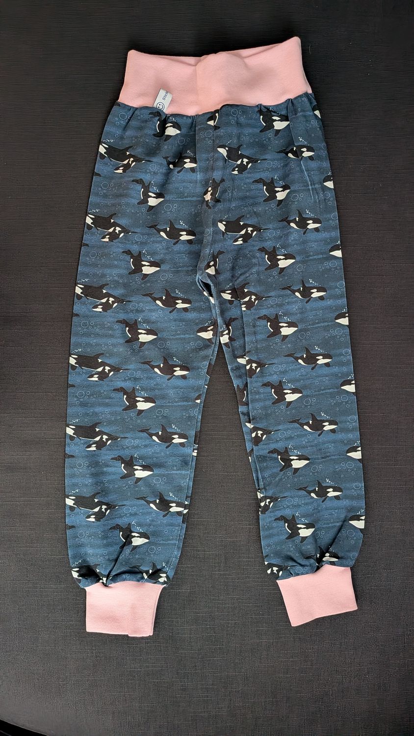 98/104, Hösli Wal auf dunkelblau mit rosa Bündchen