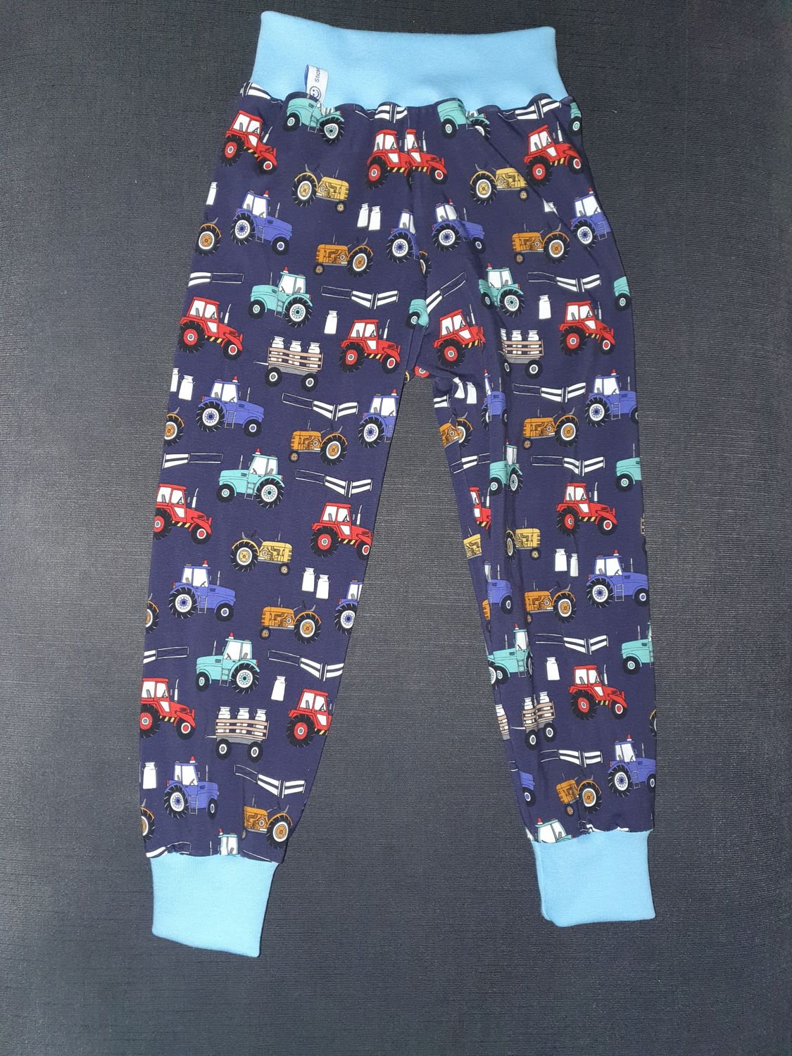 98/104, Hösli Traktor auf  dunkelblau