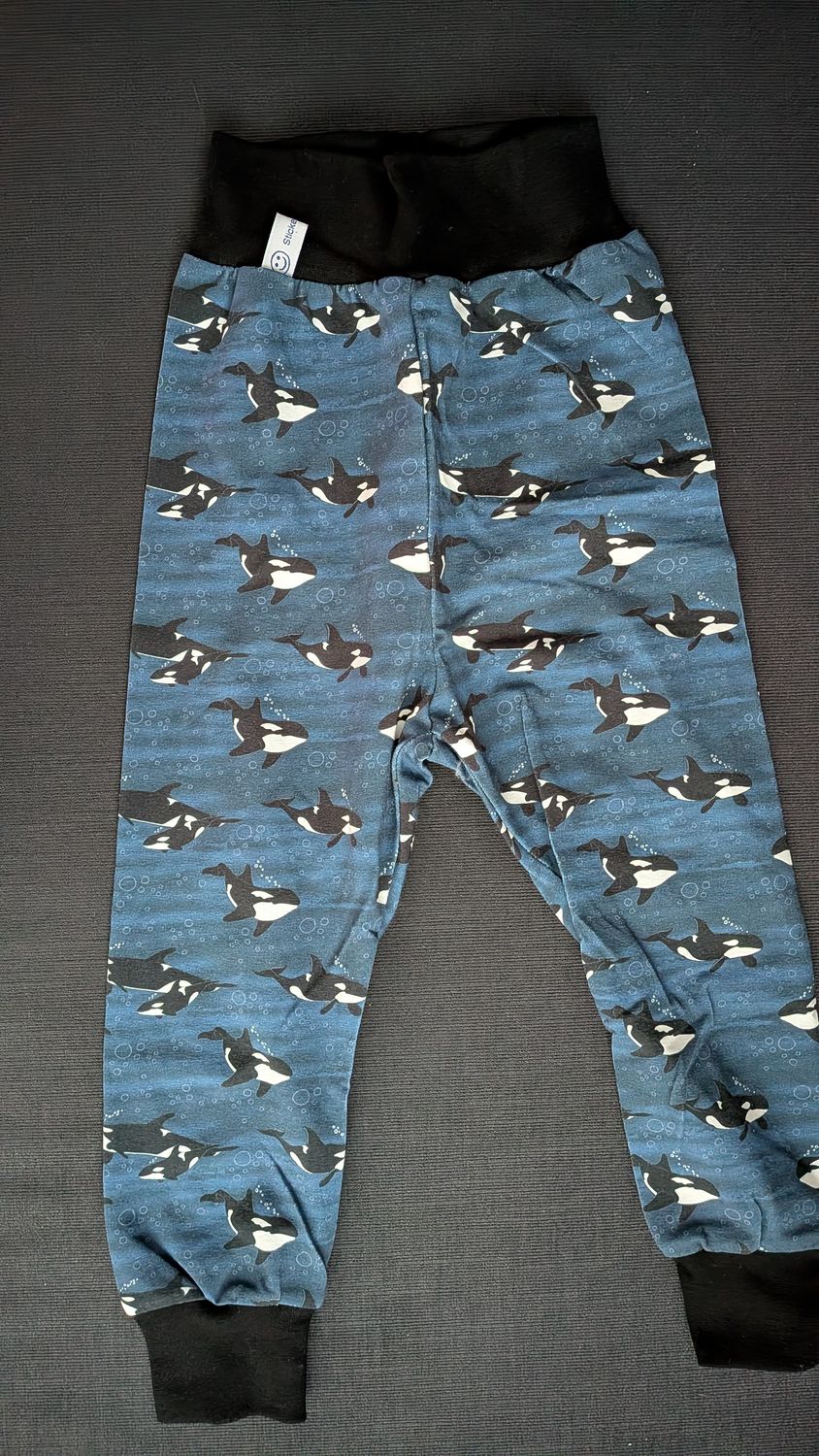 86/92, Hösli Wal auf navy mit schwarzem Bündchen