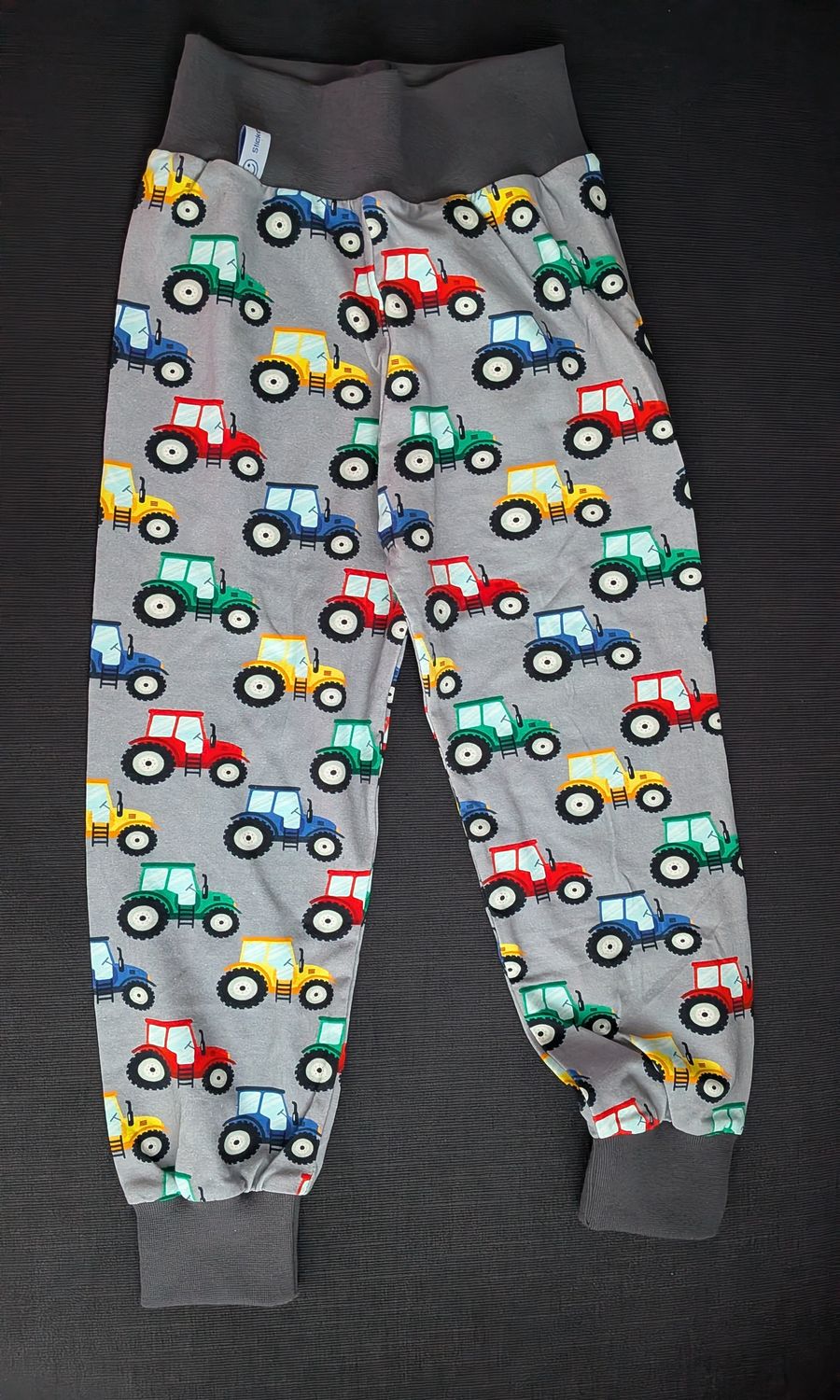 98/104, Hösli Traktor auf grau