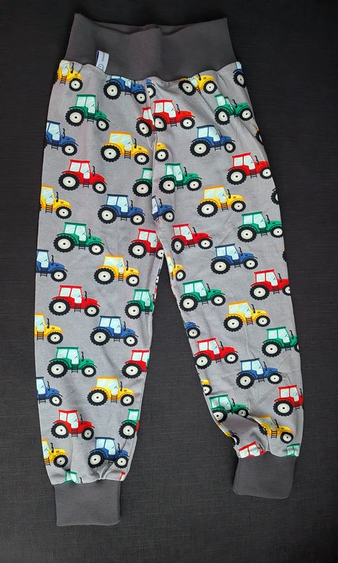 98/104, Hösli Traktor auf grau