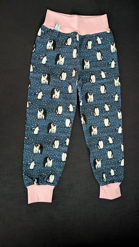 98/104, Hösli Pinguin auf navy mit rosa Bündchen