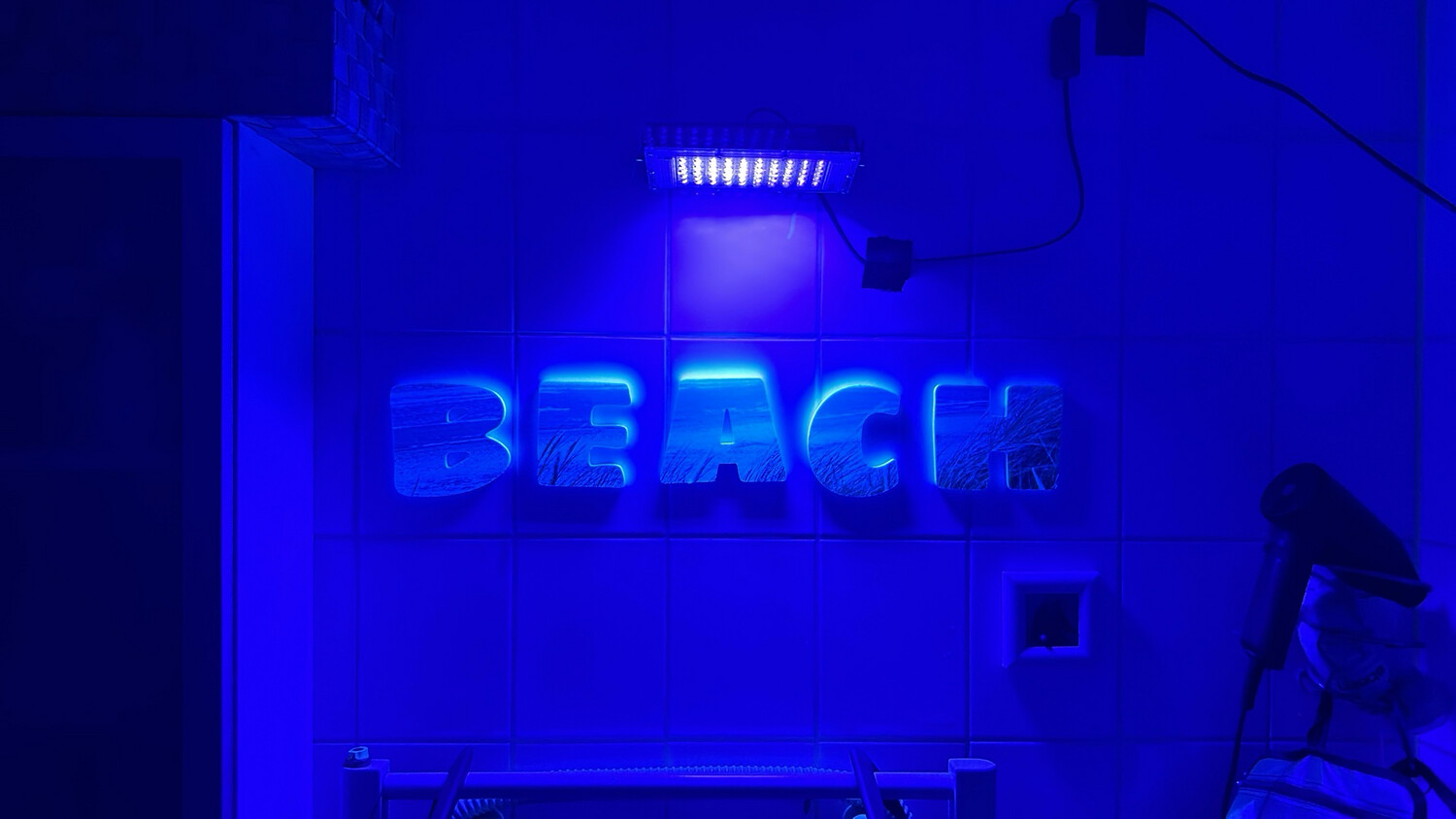 EUROGRAPHICS klebende Buchstaben &#39;BEACH&#39; 3D Optik, weiß mit Strand, 25 x 60 cm