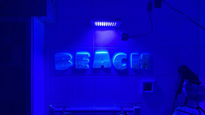 EUROGRAPHICS klebende Buchstaben &#39;BEACH&#39; 3D Optik, weiß mit Strand, 25 x 60 cm