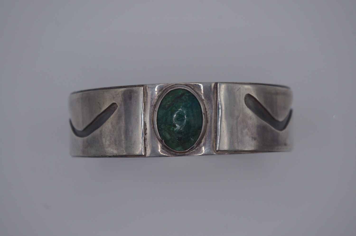 Wave Cut: Silver Bangle with Aventurine Gem