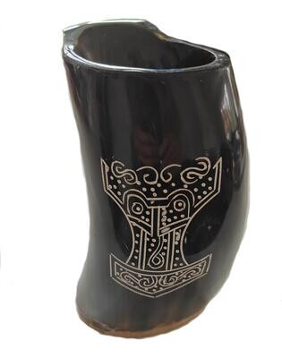 Drikkekrus i horn med Thors hammer