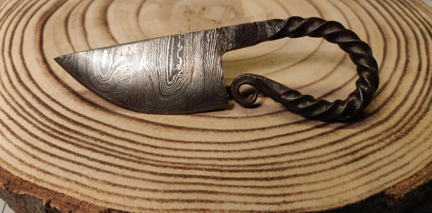 Kvindekniv i damasceret stål