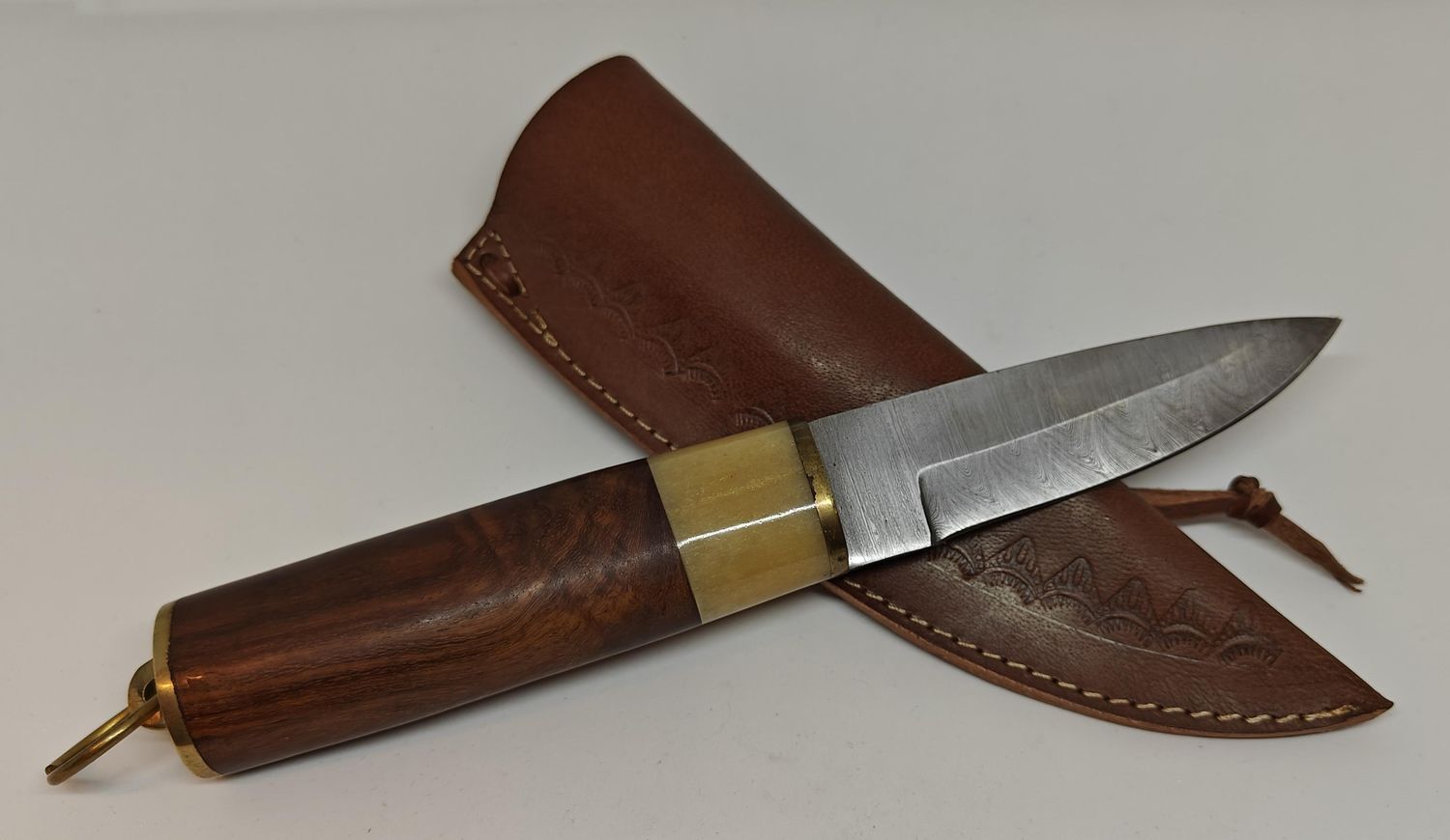 Puukko kniv med damasceret klinge