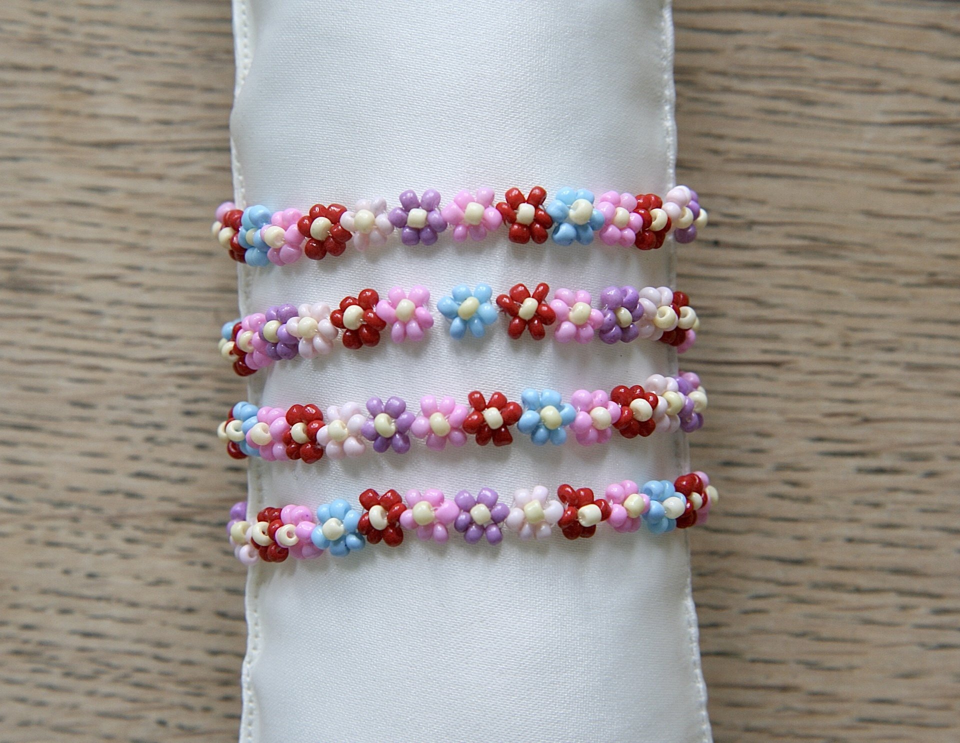 kleurrijk bloemen armbandje