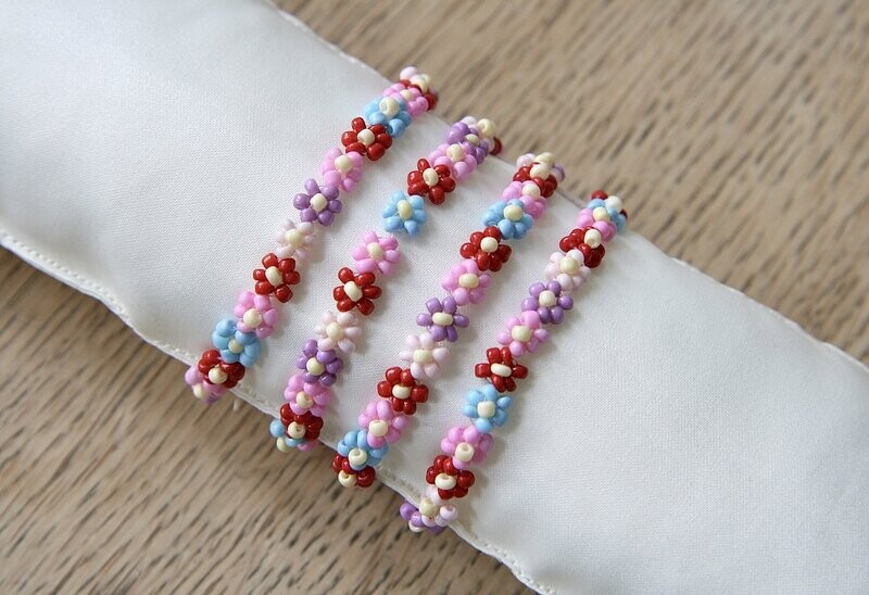 kleurrijk bloemen armbandje
