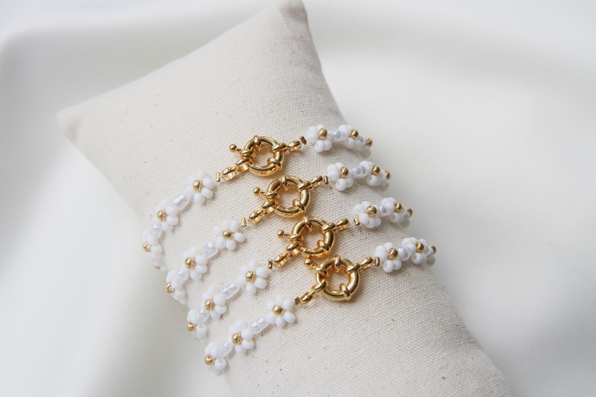 goud-witte bloemen armband
