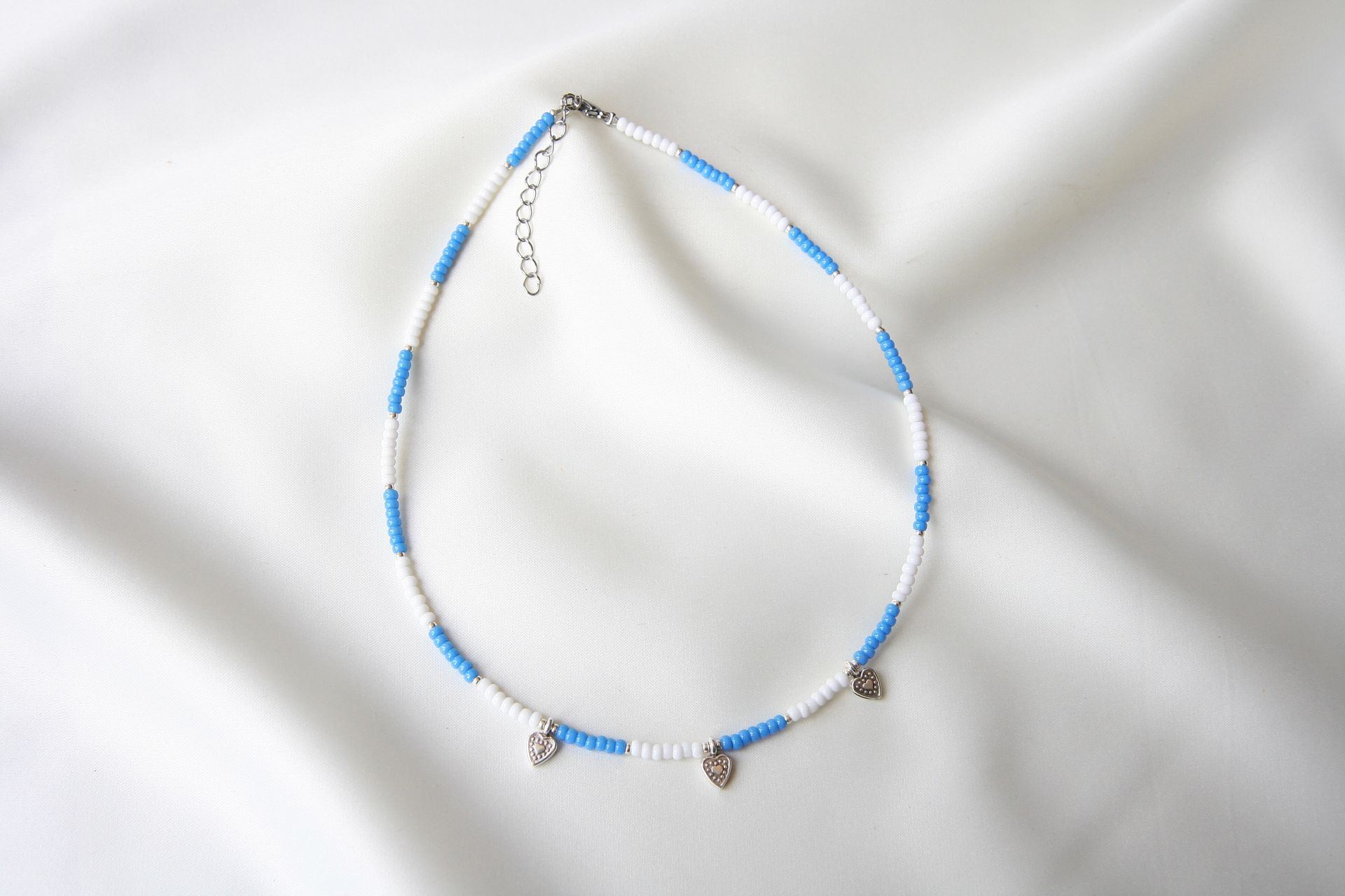 blauw-witte hartjes ketting