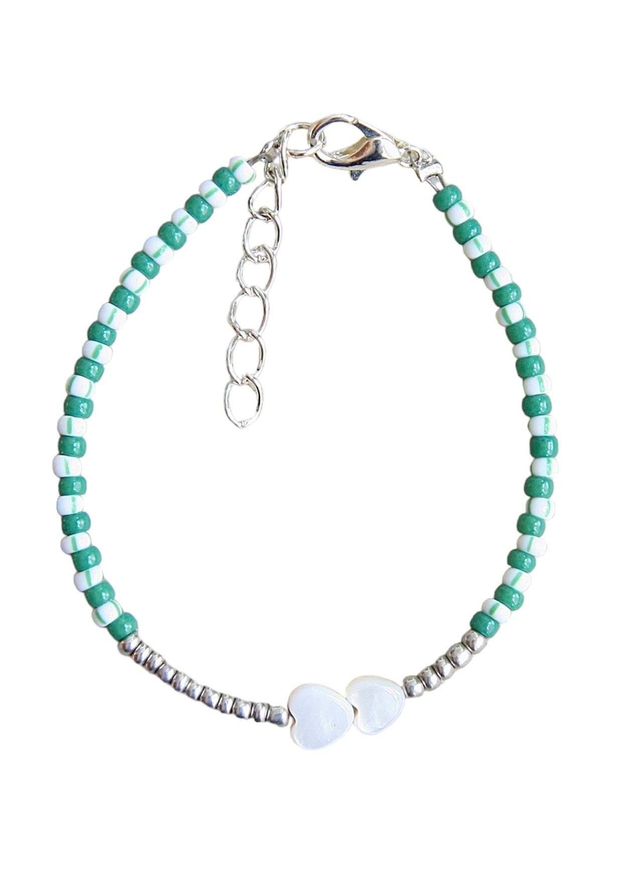 groen-witte parelhartjes armband