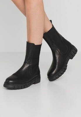 STB - Rebel Chelsea High Leather Boot