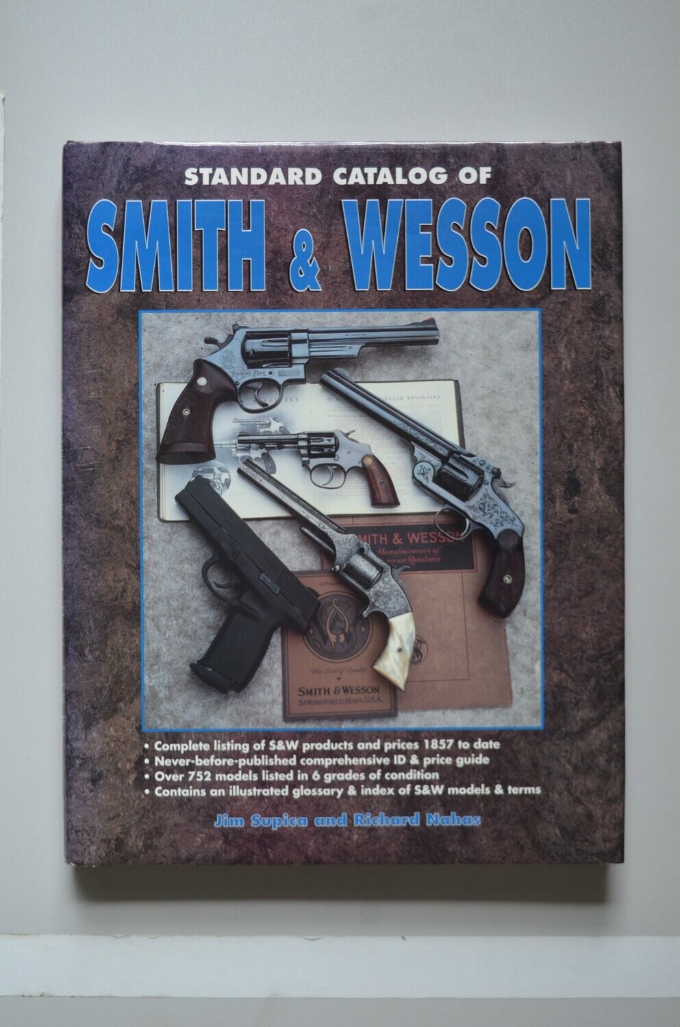 Standard Catalog Of Smith & Wesson	Jim Supica - Richard nahas