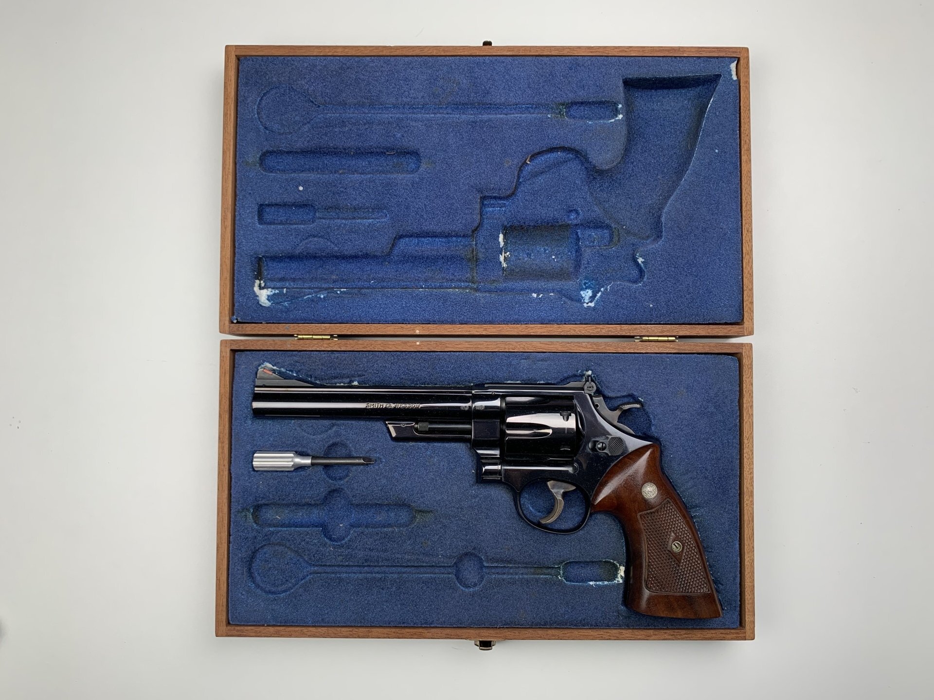 S&W	29		4 SCREW - DIAMOND	N	44 MAG