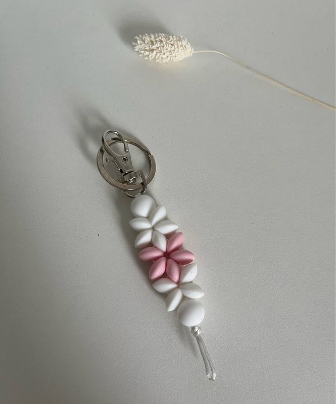 Sleutelhanger bloemen wit/babyroze