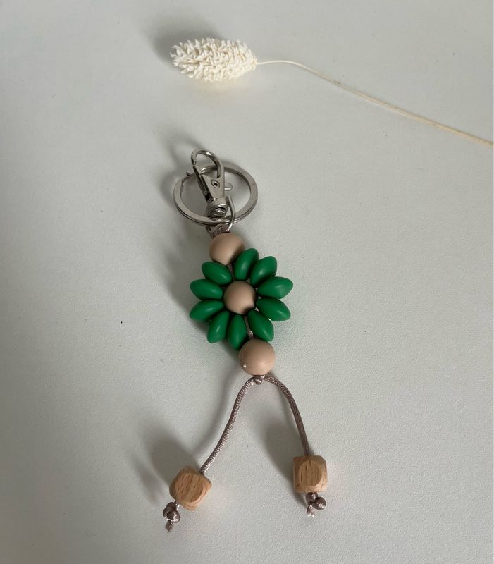 Sleutelhanger bloem groen/donkerbeige