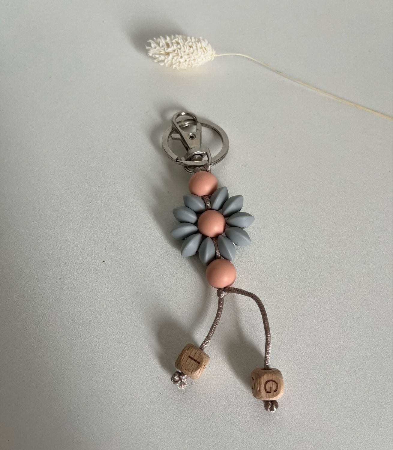 Sleutelhanger bloem grijs/peach