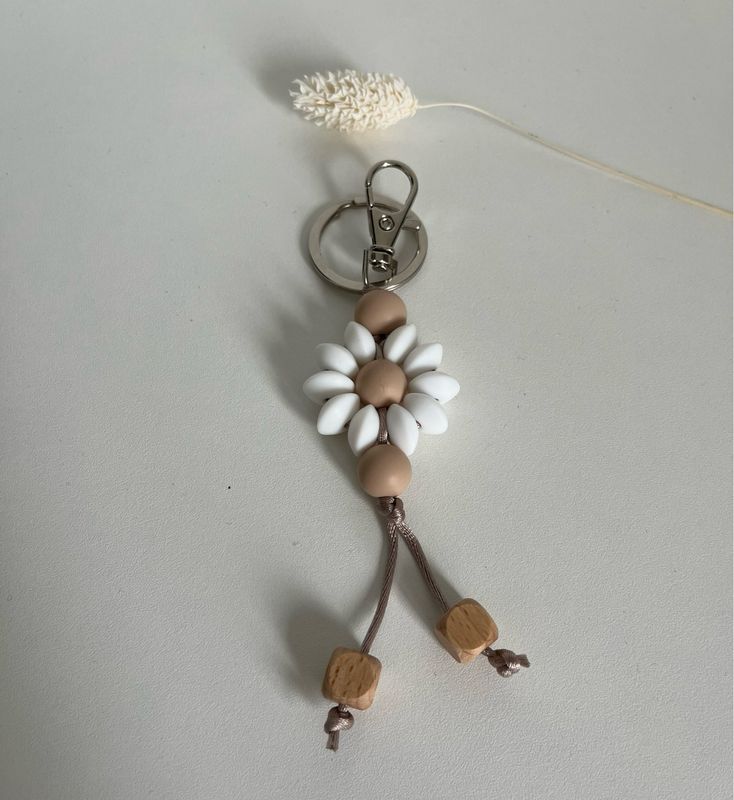 Sleutelhanger bloem wit/donkerbeige