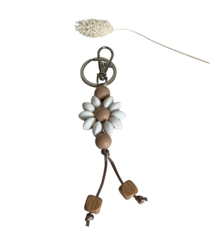 Sleutelhanger bloem wit/donkerbeige