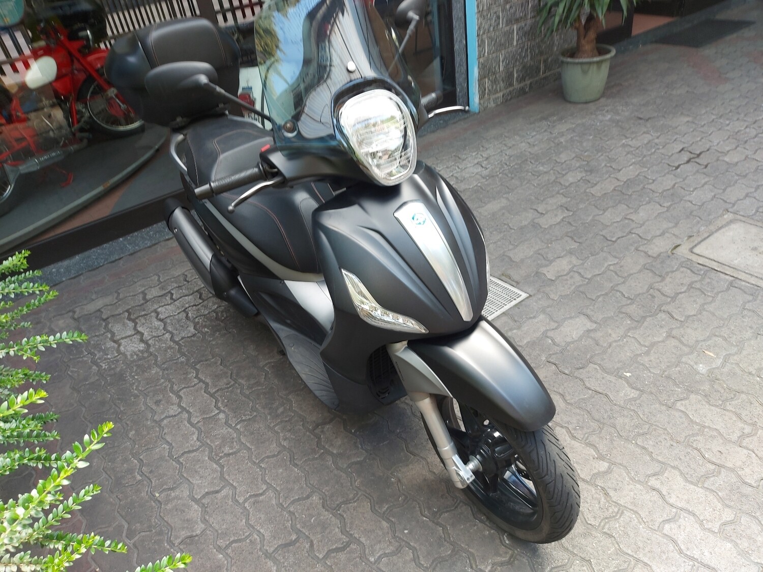 Scooter Beverly 350 Nero Scooter Beverly 350 Verde Opaco Beverly