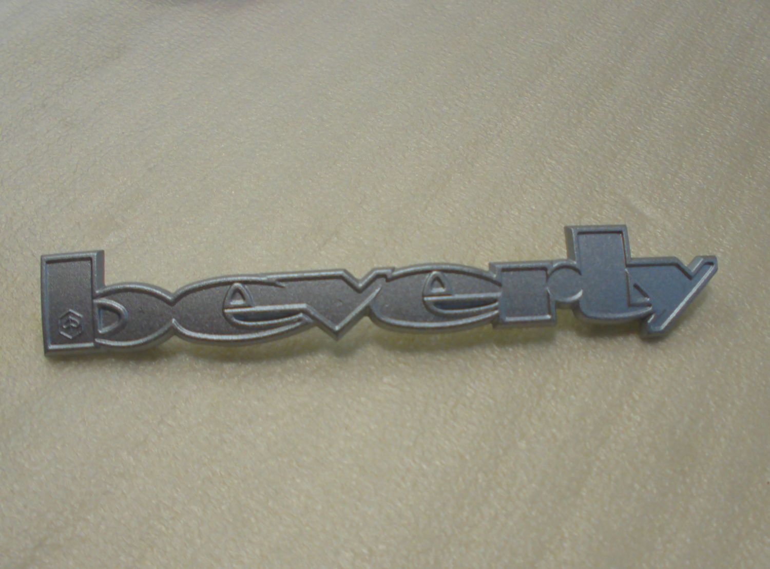 577521 TARGHETTA ADESIVA PIAGGIO BEVERLY 125 200