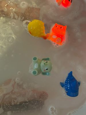 Blog spetter, Spatter, Spat!  Een Fijn Badmoment voor Kinderen 💦💦