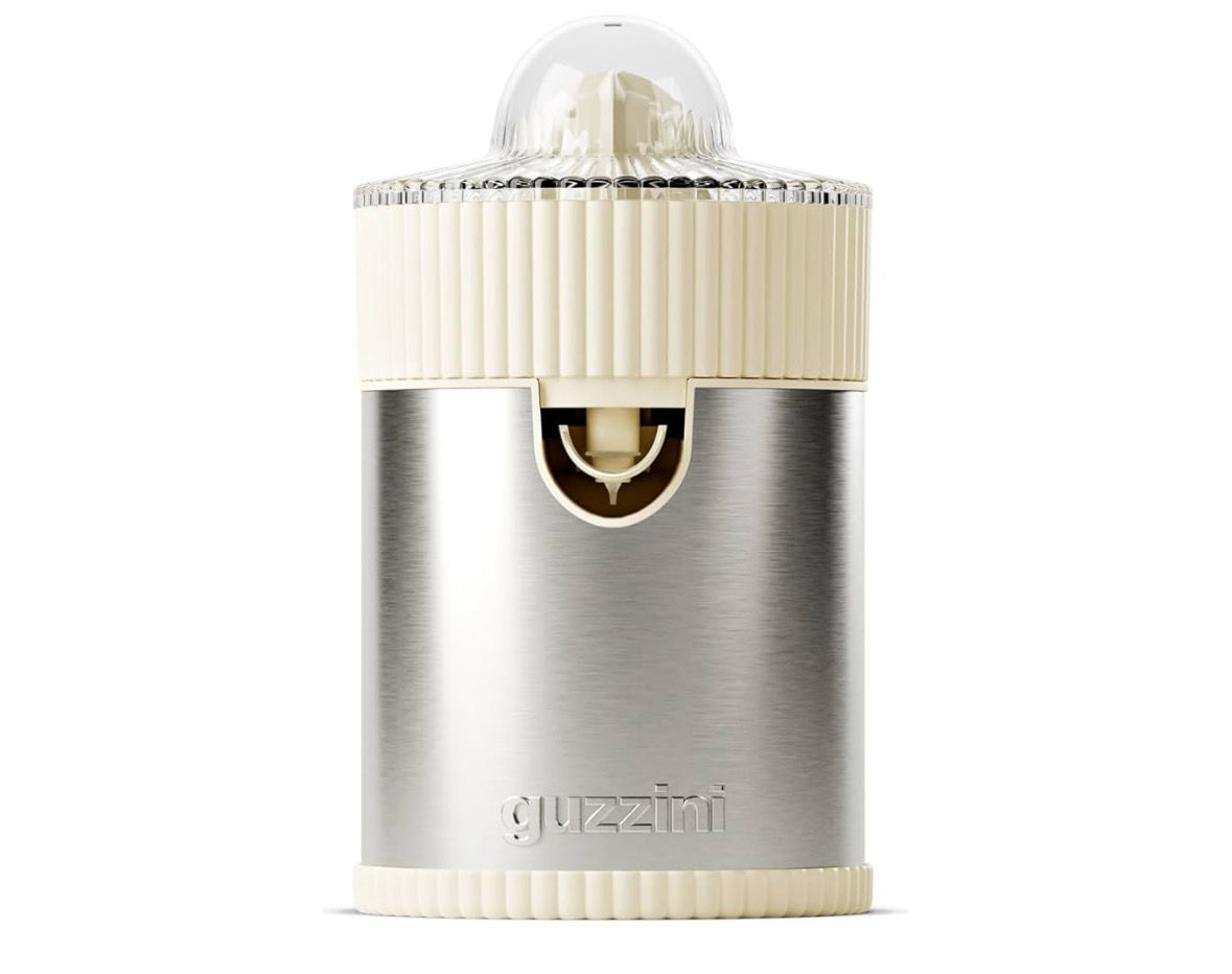 Guzzini, Sous Chef, Spremiagrumi con Coperchio Antipolvere, 100W, Acciaio Inox, Bio-Based, Doppio Cono 2-in-1, Beccuccio Salvagoccia (Cream) Guzzini, Sous Chef, Spremiagrumi con Coperchio Antipolvere, 100W, Acciaio Inox, Bio-Based, Doppio Cono 2-in-1, Beccuccio Salvagoccia (Cream)