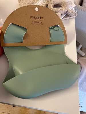 Mushie silicone bib cambridge blue